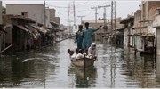 Χωρικοί επιστρέφουν στο πλημμυρισμένο χωριό τους, στην επαρχία Σιντ στο Πακιστάν. Χωρικοί ...