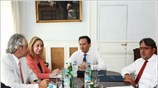 Την αναπληρώτρια υπουργό κ. Μαριλίζα Ξενογιανακοπούλου και το νέο υφυπουργό -με αρμοδιότητα ...