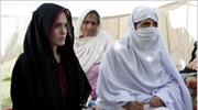 Η Αμερικανίδα ηθοποιός Αντζελίνα Ζολί έφθασε σήμερα στο Πακιστάν για να συναντηθεί, ...