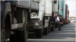 Παραταγμένα φορτηγά δημοσίας χρήσεως στην άνοδο της Εθνικής Οδού Αθηνών Λαμίας. ...