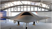 Το μη επανδρωμένο αεροσκάφος Boeing X-45 Phantom Ray, σε ένα υπόστεγο στη ...