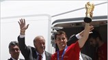 Ο αρχηγός της Εθνικής Ισπανίας Ικερ Κασίγιας (δεξιά) με το παγκόσμιο κύπελλο ...