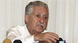 Ο πρόεδρος της Δημοκρατικής Αριστεράς Φώτης Κουβέλης μιλάει στους δημοσιογράφους κατά την ...