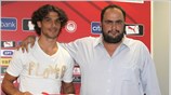 Ο Γάλλος Φρανσουά Μοντεστό (Α) ποζάρει με τη φανέλα του Ολυμπιακού και ...