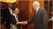 Με τον Πρόεδρο της Δημοκρατίας συναντήθηκε η Αλέκα Παπαρήγα, για να του ...