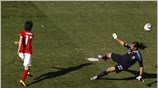 Ο Νοτιοκορεάτης Λι Γιούνγκ-Σο μειώνει σε 2-1 στις καθυστερήσεις του 1ου ημιχρόνου ...