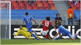 Ο Α. Τζόρβας κόβει την επίθεση του Νοτιοκορεάτη Park Chu-young....