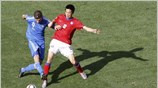 Ο Αγγελος Χαριστέας προσπαθεί να κερδίσει τη μπάλα από τον Νοτιοκορεάτη Kim ...