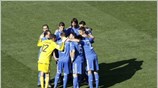 Οι Ελληνες παίκτες αγκαλιάζονται λίγο πριν την έναρξη του παιχνιδιού με τη ...