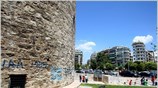 Οπαδοί της ομάδας του Ηρακλή έγραψαν συνθήματα με σπρέι στο Λευκό Πύργο. ...