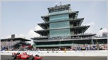 Ο οδηγός της ομάδας Chip Ganassi, Dario Franchitti, περνά πρώτος τη γραμμή ...