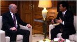 Ο πρωθυπουργός Γιώργος Παπανδρέου και ο πρόεδρος της China Ocean Shipping Company ...