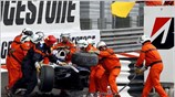 Προσωπικό ασφαλείας βγάζει την Williams του Γερμανού Nico Hulkenberg από την πίστα, ...