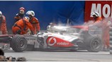 Προσωπικό ασφαλείας κοντά στη McLaren του Βρετανού Jenson Button, που ήδη έχει ...