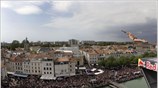 Ο Ρώσος Artem Silchenko βουτά από μια εξέδρα ύψους 27 μέτρων στο ...