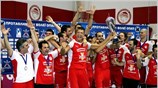 Η πειραϊκή ομάδα μετά την τρίτη της νίκη (με 3-1 σετ) επί ...