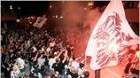 Φίλαθλοι της ομάδας του ΠΑΟΚ περιμένουν να υποδεχτούν του παίκτες της ομάδας ...