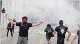 Διαδηλωτές συγκρούονται με αστυνομικές δυνάμεις, κατά την διάρκεια των επεισοδίων που ξέσπασαν, ...