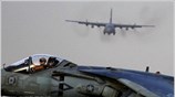 Ενα μαχητικό Harrier της αμερικανικής Πολεμικής Αεροπορίας περιμένει ένα μεταγωγικό C-130  ...