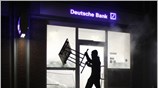 Διαδηλωτής καταστρέφει ένα κατάστημα της Deutsche Bank στο Αμβούργο την Πρωτομαγιά.
...