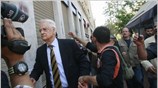 Σε κλοιό διαδηλωτών βρέθηκε λίγο μετά τις 14:00 ο πρώην πρόεδρος της ...