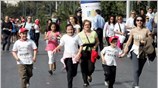Περίπου 15.000 Αθηναίοι, όλων των ηλικιών συμμετείχαν στον 27ο γύρο της Αθήνας. ...