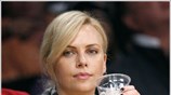 Η ηθοποιός Charlize Theron παρακολουθεί τον αγώνα μπάσκετ ανάμεσα στους Los Angeles ...