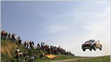 Ο Γάλλος Sebastien Ogier, με συνοδηγό τον Julien Ingrassia, οδηγεί εντυπωσιακά την ...