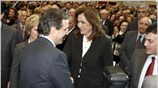Ο πρόεδρος της ΝΔ Αντώνης Σαμαράς χαιρετά την Ντόρα Μπακογιάννη στο προσυνέδριο ...