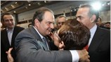 Ο πρώην πρόεδρος της Νέας Δημοκρατίας Κωνσταντίνος Καραμανλής χαιρετίζει τους παραβρισκόμενους στο ...