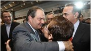 Ο πρώην πρόεδρος της Νέας Δημοκρατίας Κωνσταντίνος Καραμανλής χαιρετίζει τους παραβρισκόμενους στο ...