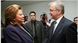 Η υπουργός Οικονομίας Λούκα Κατσέλη χαιρετάει τον αρμόδιο για τις οικονομικές και ...