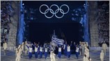 Η ελληνική αποστολή μπήκε πρώτη στο στάδιο με τον 45χρονο Θανάση Τσακίρη, ...
