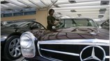 Ενας άνδρας καθαρίζει πολυτελή αυτοκίνητα στην Αθήνα. Η Ελλάδα κλήθηκε να αναλάβει ...