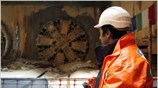 Εργάτης παρακολουθεί την είσοδο του Μετροπόντικα «Γιωρίκα» στο εργοτάξιο του Μετρό στο ...