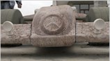Ενα ομοίωμα της McLaren-Mercedes σμιλεμένο σε πέτρα κοσμεί τους δρόμους της πόλης ...