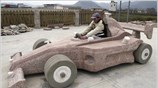 Ενα ομοίωμα της McLaren-Mercedes σμιλεμένο σε πέτρα κοσμεί τους δρόμους της πόλης ...