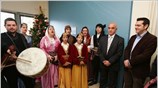 Παιδιά του Ποντιακού Συλλόγου Νέας Σμύρνης λένε τα κάλαντα στον πρόεδρο της ...