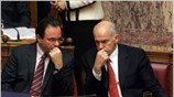 Ο πρωθυπουργός Γιώργος Παπανδρέου και ο υπουργός Οικονομικών Γιώργος Παπακωνσταντίνου, στη χθεσινή ...