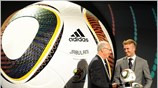 Ο πρόεδρος της FIFA Γιόζεπ Μπλάτερ μαζί με τον Ντέιβιντ Μπέκαμ στην ...