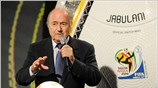 Ο πρόεδρος της FIFA Γιόζεπ Μπλάτερ στην παράδοση της επίσημης μπάλας του ...