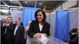 Στο κλειστό γυμναστήριο του ΜΕΤΣ ψήφισε το πρωί η Ντόρα Μπακογιάννη. Η ...