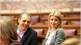 Οι βουλευτές  Κυριάκος Βελόπουλος και Ελενα Ράπτη συνομιλούν στη Βουλή. Τη ...