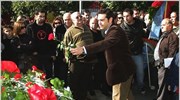 Ο πρόεδρος της ΚΟ του ΣΥΡΙΖΑ Αλέξης Τσίπρας ρίχνει ένα λουλούδι στο ...