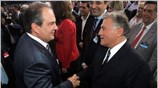 Ο απερχόμενος πρόεδρος της Νέας Δημοκρατίας Κώστας Καραμανλής χαιρετά τον Παναγιώτη Ψωμιάδη ...