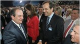 Ο απερχόμενος πρόεδρος της Νέας Δημοκρατίας Κώστας Καραμανλής χαιρετά τον Αντώνη Σαμαρά ...