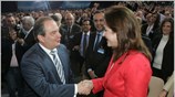 Ο απερχόμενος πρόεδρος της Νέας Δημοκρατίας Κώστας Καραμανλής χαιρετά την Ντόρα Μπακογιάννη ...
