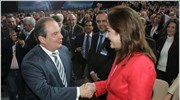 Ο απερχόμενος πρόεδρος της Νέας Δημοκρατίας Κώστας Καραμανλής χαιρετά την Ντόρα Μπακογιάννη ...