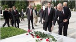 Ο πρωθυπουργός Γ. Α. Παπανδρέου παρέστη το πρωί σε τρισάγιο στη μνήμη ...