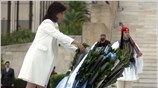 Η υπουργός Παιδείας ¶ννα Διαμαντοπούλου καταθέτει στεφάνι στον ¶γνωστο Στρατιώτη πριν την ...